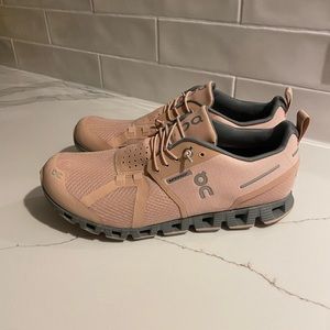 Women’s Size 8 ON cloud waterproof shoes